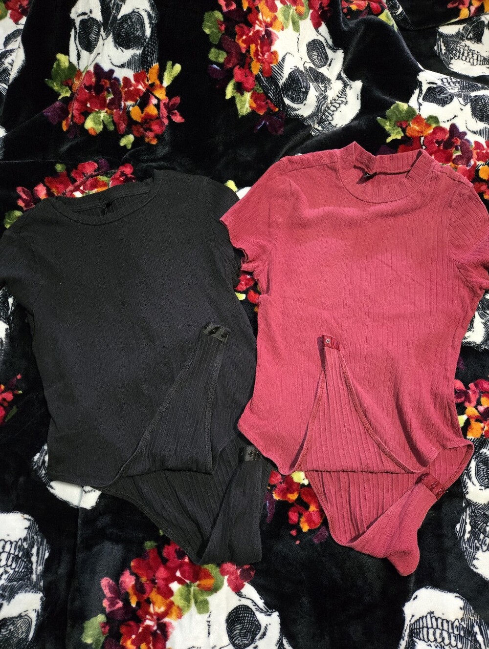 Ribbed Short-Sleeve Bodysuit - Black and Wine
